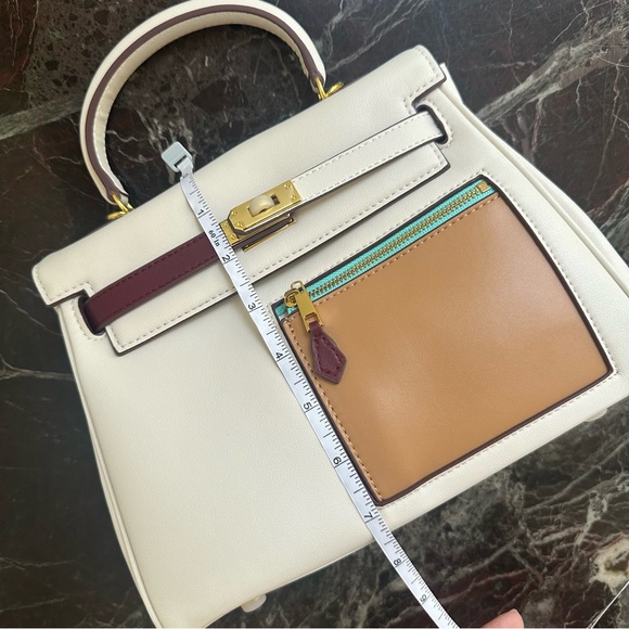 Classic Leather Hangbag Gold Lock - Picture 13 of 14